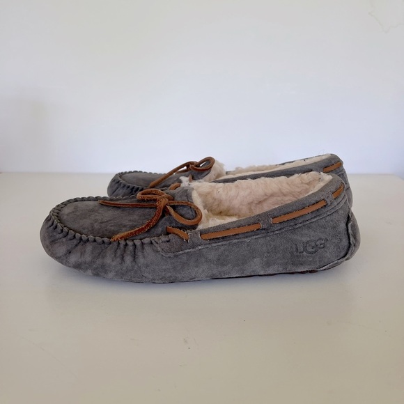 UGG Women’s Dakota Suede Slippers in Pewter Grey, size 8 - Picture 2 of 9